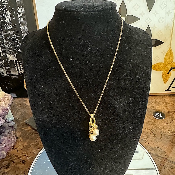 Christian Dior vintage gold pearl drop necklace. - Picture 1 of 5